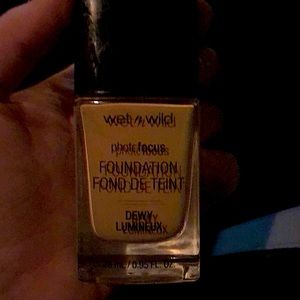 Wet n wild, dewy lumineux, new, never been used, foundation
